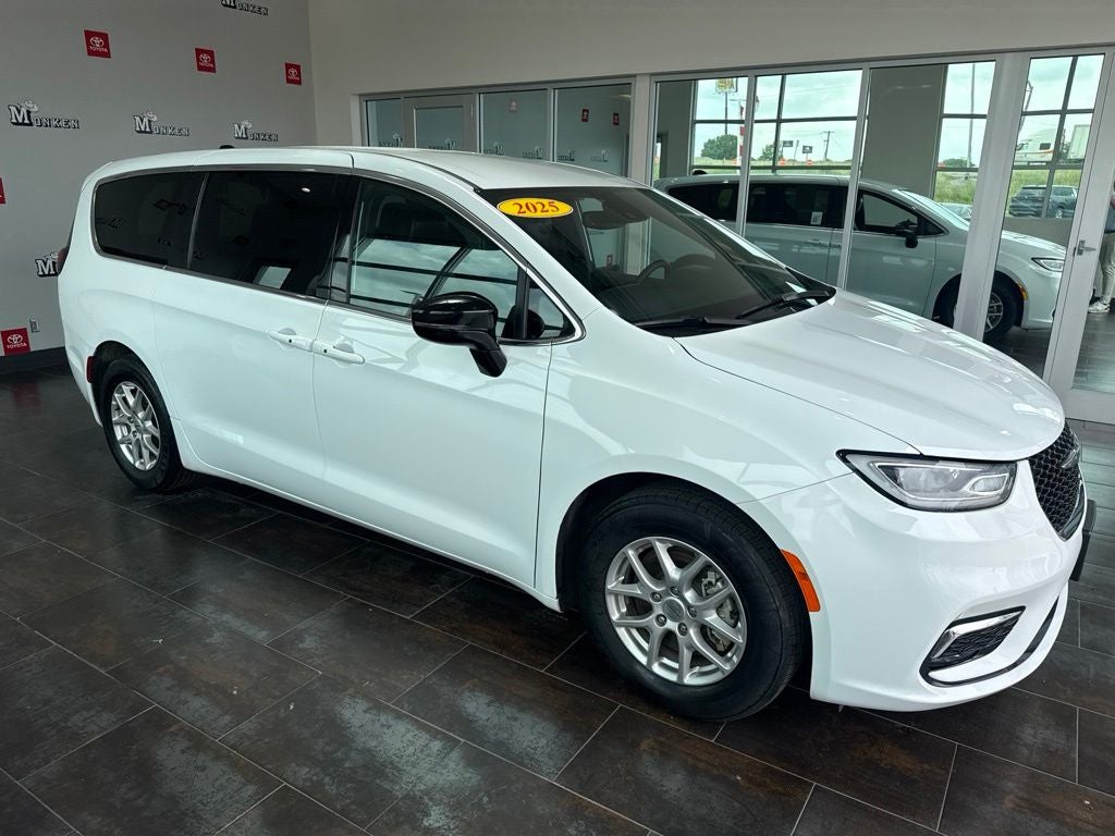 2025 Chrysler Pacifica Select
